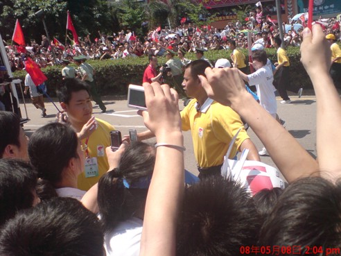 mg冰球突破豪华版集团员工喜迎奥运圣火