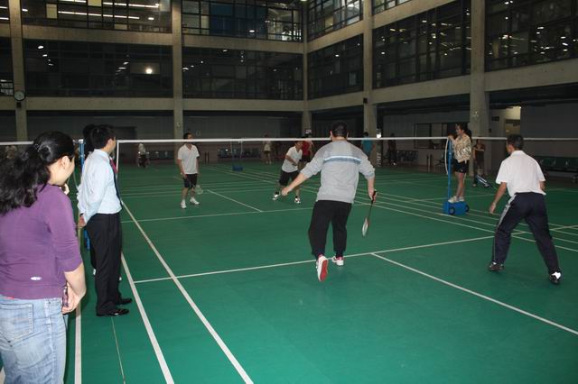 mg冰球突破豪华版集团进行第一届羽毛球角逐